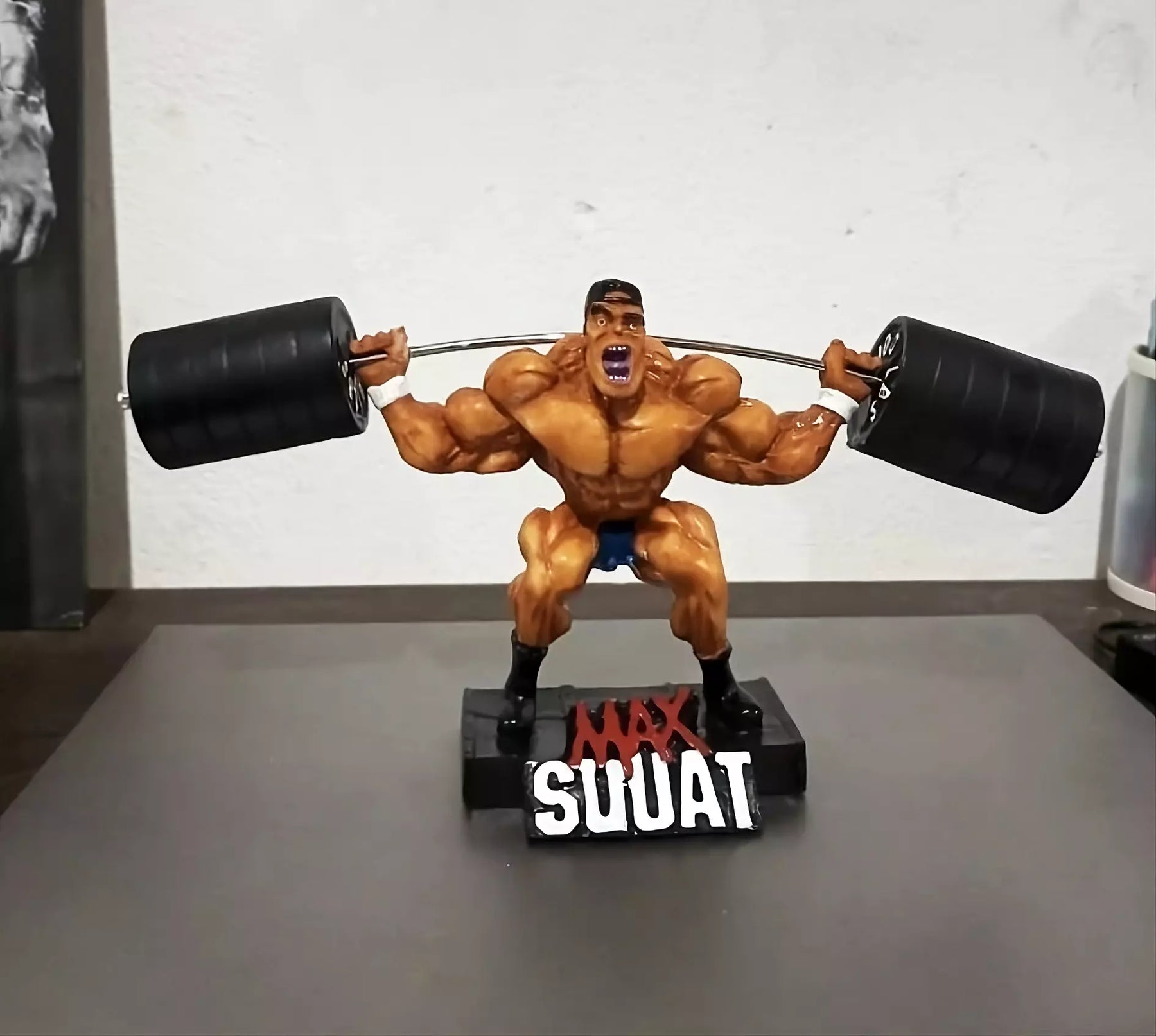 Estátua Decoração Agachamento Max Squat em Resina