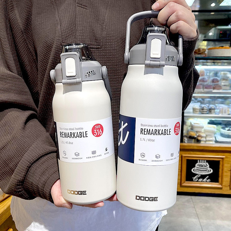Garrafa Térmica a Vácuo em Aço Inoxidável Dodge com Canudo de Grande Capacidade Fria e Quente Ideal para Academia, trabalho e Viagens com Modelo de 1300ml e 1700ml