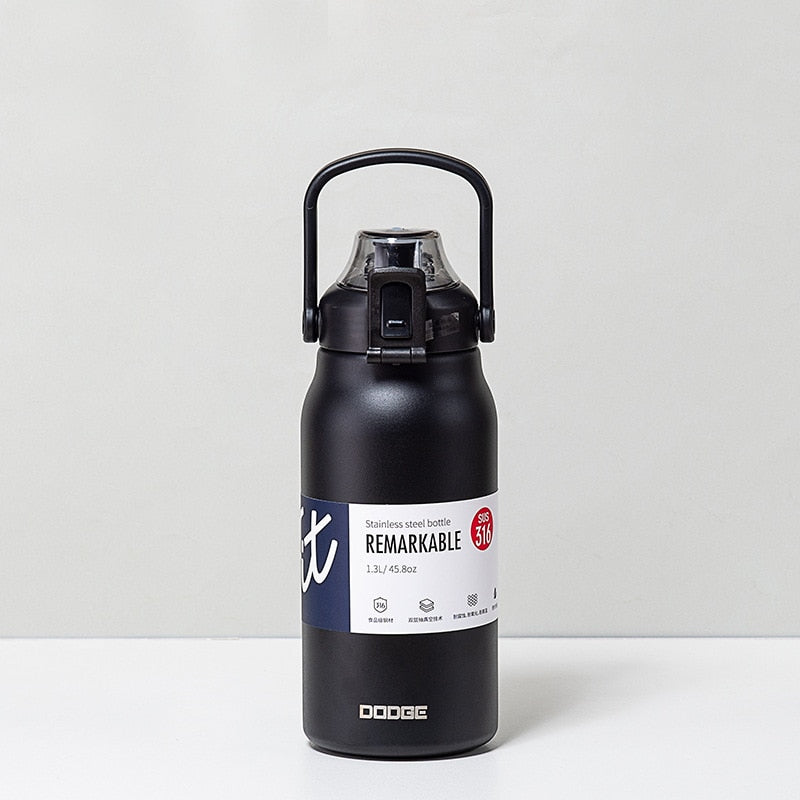 Garrafa Térmica a Vácuo em Aço Inoxidável Dodge com Canudo de Grande Capacidade Fria e Quente Ideal para Academia, trabalho e Viagens com Modelo de 1300ml e 1700ml
