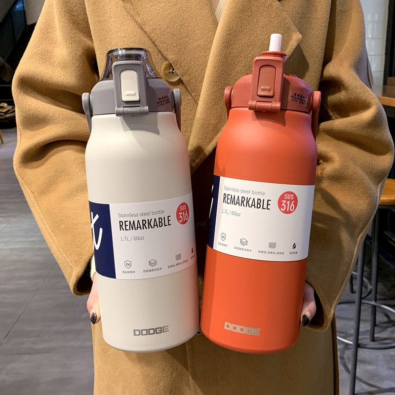 Garrafa Térmica a Vácuo em Aço Inoxidável Dodge com Canudo de Grande Capacidade Fria e Quente Ideal para Academia, trabalho e Viagens com Modelo de 1300ml e 1700ml