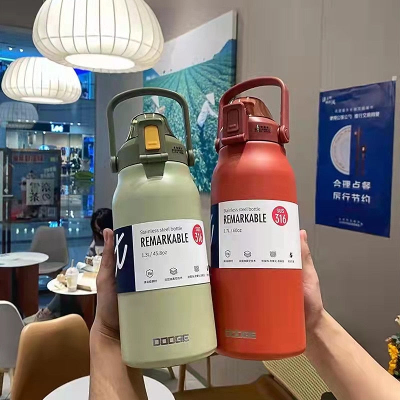 Garrafa Térmica a Vácuo em Aço Inoxidável Dodge com Canudo de Grande Capacidade Fria e Quente Ideal para Academia, trabalho e Viagens com Modelo de 1300ml e 1700ml