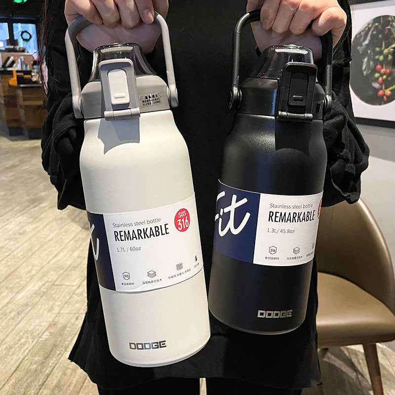 Garrafa Térmica a Vácuo em Aço Inoxidável Dodge com Canudo de Grande Capacidade Fria e Quente Ideal para Academia, trabalho e Viagens com Modelo de 1300ml e 1700ml