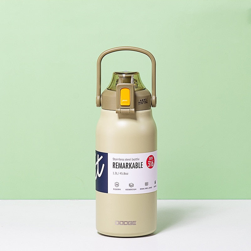 Garrafa Térmica a Vácuo em Aço Inoxidável Dodge com Canudo de Grande Capacidade Fria e Quente Ideal para Academia, trabalho e Viagens com Modelo de 1300ml e 1700ml