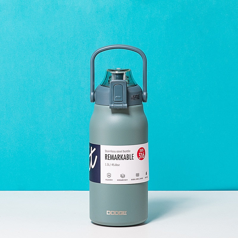 Garrafa Térmica a Vácuo em Aço Inoxidável Dodge com Canudo de Grande Capacidade Fria e Quente Ideal para Academia, trabalho e Viagens com Modelo de 1300ml e 1700ml