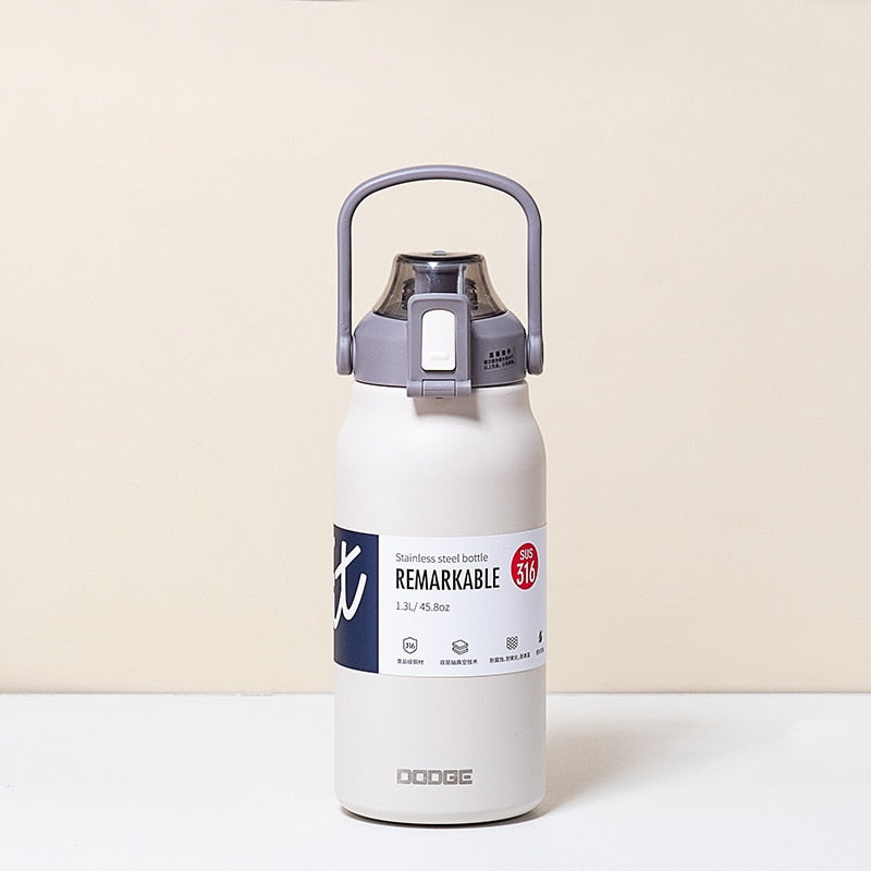 Garrafa Térmica a Vácuo em Aço Inoxidável Dodge com Canudo de Grande Capacidade Fria e Quente Ideal para Academia, trabalho e Viagens com Modelo de 1300ml e 1700ml