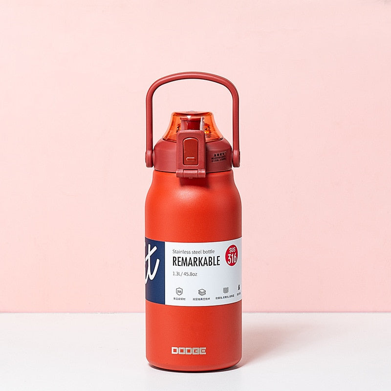 Garrafa Térmica a Vácuo em Aço Inoxidável Dodge com Canudo de Grande Capacidade Fria e Quente Ideal para Academia, trabalho e Viagens com Modelo de 1300ml e 1700ml